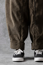 画像をギャラリービューアに読み込む, Aleksandr Manamis Corduroy Panel Pant (BROWN)