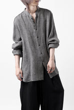 画像をギャラリービューアに読み込む, COLINA BANDED COLLAR WIDE SHIRT / LINEN DOBBY CHAMBRAY (BLACK)