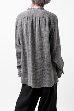 画像をギャラリービューアに読み込む, COLINA BANDED COLLAR WIDE SHIRT / LINEN DOBBY CHAMBRAY (BLACK)