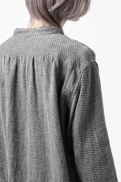 画像をギャラリービューアに読み込む, COLINA BANDED COLLAR WIDE SHIRT / LINEN DOBBY CHAMBRAY (BLACK)