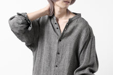 画像をギャラリービューアに読み込む, COLINA BANDED COLLAR WIDE SHIRT / LINEN DOBBY CHAMBRAY (BLACK)