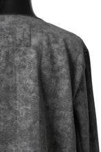 Load image into Gallery viewer, KLASICA BLACK CAT CREW NECK CARDIGAN / GRAINY PRINT BACK SIDE FLEECE (GREIGE)