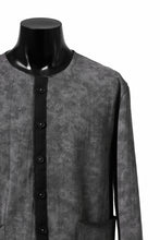 Load image into Gallery viewer, KLASICA BLACK CAT CREW NECK CARDIGAN / GRAINY PRINT BACK SIDE FLEECE (GREIGE)