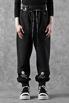 Load image into Gallery viewer, MASTERMIND WORLD x KATHARINE HAMNETT JOGGER PANTS (BLACK)