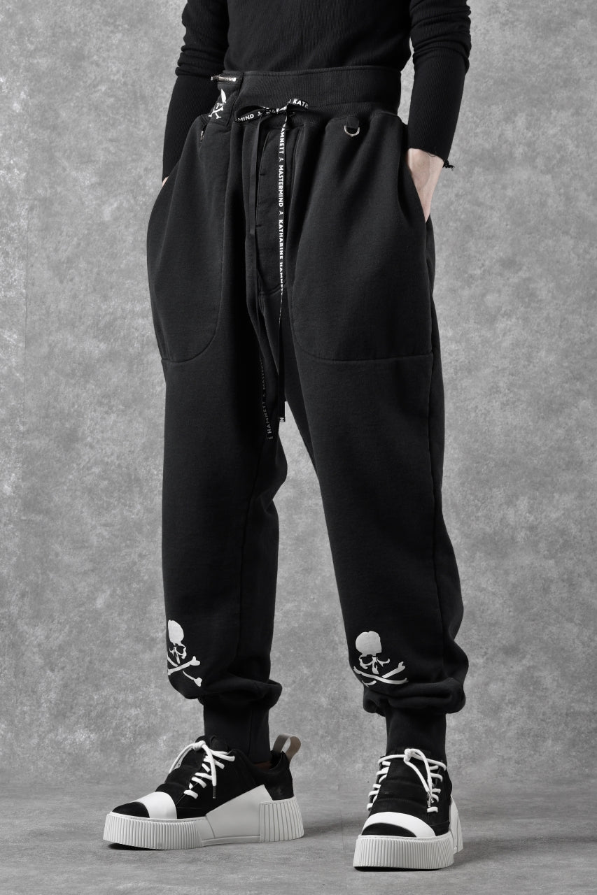 Load image into Gallery viewer, MASTERMIND WORLD x KATHARINE HAMNETT JOGGER PANTS (BLACK)