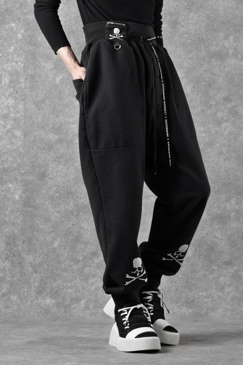 Load image into Gallery viewer, MASTERMIND WORLD x KATHARINE HAMNETT JOGGER PANTS (BLACK)