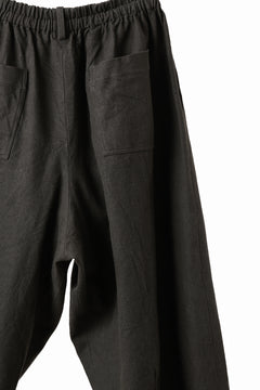 画像をギャラリービューアに読み込む, YUTA MATSUOKA dirts tapered trousers / sulfur dyed cotton linen gabardine (brown)