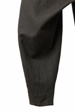 画像をギャラリービューアに読み込む, YUTA MATSUOKA dirts tapered trousers / sulfur dyed cotton linen gabardine (brown)