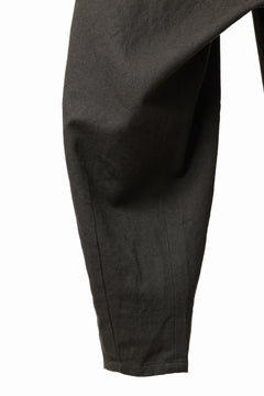 画像をギャラリービューアに読み込む, YUTA MATSUOKA dirts tapered trousers / sulfur dyed cotton linen gabardine (brown)