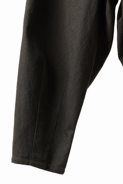 画像をギャラリービューアに読み込む, YUTA MATSUOKA dirts tapered trousers / sulfur dyed cotton linen gabardine (brown)