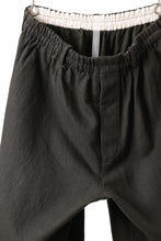 画像をギャラリービューアに読み込む, YUTA MATSUOKA dirts tapered trousers / sulfur dyed cotton linen gabardine (brown)
