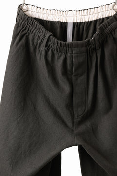 画像をギャラリービューアに読み込む, YUTA MATSUOKA dirts tapered trousers / sulfur dyed cotton linen gabardine (brown)
