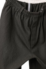 画像をギャラリービューアに読み込む, YUTA MATSUOKA dirts tapered trousers / sulfur dyed cotton linen gabardine (brown)