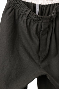 画像をギャラリービューアに読み込む, YUTA MATSUOKA dirts tapered trousers / sulfur dyed cotton linen gabardine (brown)