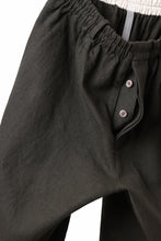 画像をギャラリービューアに読み込む, YUTA MATSUOKA dirts tapered trousers / sulfur dyed cotton linen gabardine (brown)