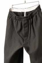 画像をギャラリービューアに読み込む, YUTA MATSUOKA dirts tapered trousers / sulfur dyed cotton linen gabardine (brown)