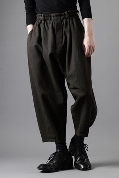 画像をギャラリービューアに読み込む, YUTA MATSUOKA dirts tapered trousers / sulfur dyed cotton linen gabardine (brown)