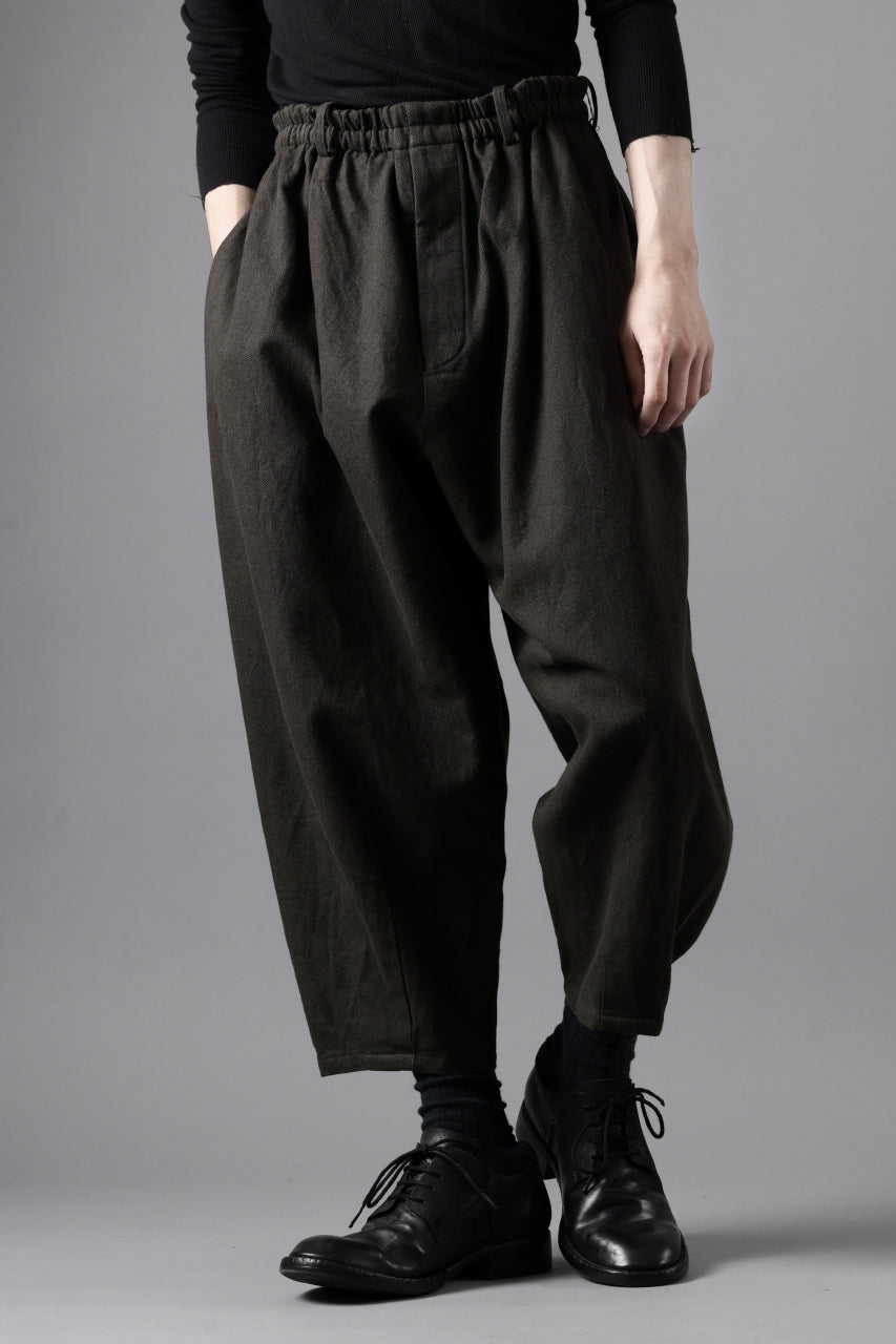 画像をギャラリービューアに読み込む, YUTA MATSUOKA dirts tapered trousers / sulfur dyed cotton linen gabardine (brown)