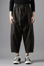 画像をギャラリービューアに読み込む, YUTA MATSUOKA dirts tapered trousers / sulfur dyed cotton linen gabardine (brown)