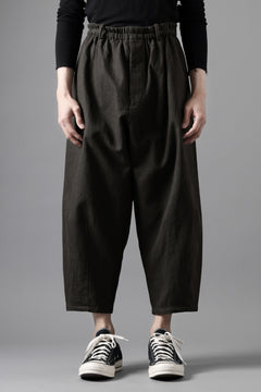 画像をギャラリービューアに読み込む, YUTA MATSUOKA dirts tapered trousers / sulfur dyed cotton linen gabardine (brown)