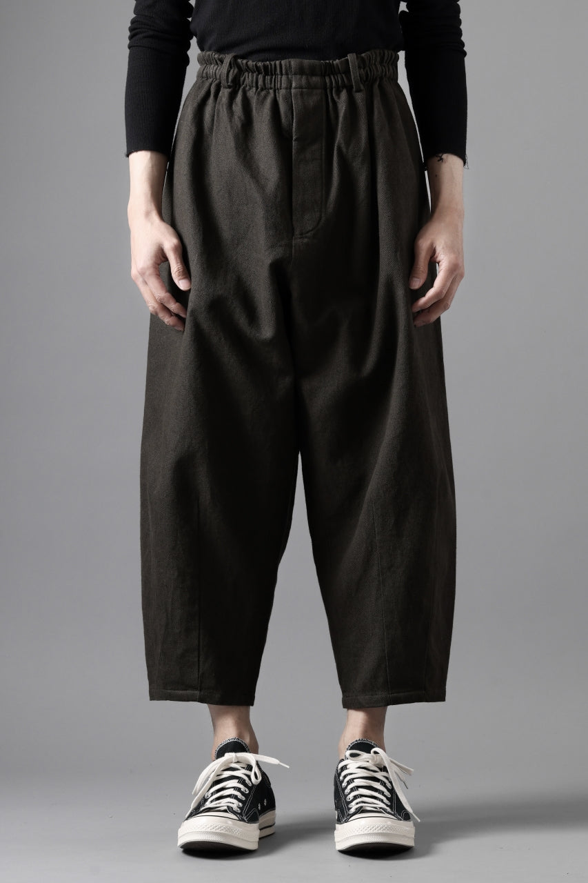 画像をギャラリービューアに読み込む, YUTA MATSUOKA dirts tapered trousers / sulfur dyed cotton linen gabardine (brown)