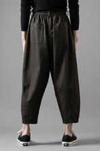 画像をギャラリービューアに読み込む, YUTA MATSUOKA dirts tapered trousers / sulfur dyed cotton linen gabardine (brown)
