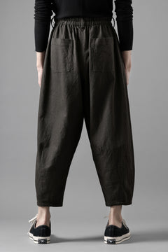 画像をギャラリービューアに読み込む, YUTA MATSUOKA dirts tapered trousers / sulfur dyed cotton linen gabardine (brown)