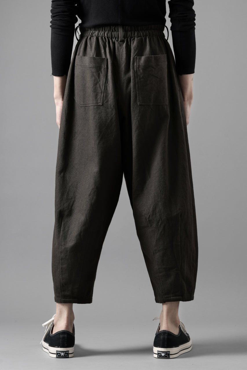 画像をギャラリービューアに読み込む, YUTA MATSUOKA dirts tapered trousers / sulfur dyed cotton linen gabardine (brown)