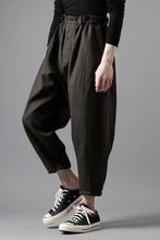 画像をギャラリービューアに読み込む, YUTA MATSUOKA dirts tapered trousers / sulfur dyed cotton linen gabardine (brown)
