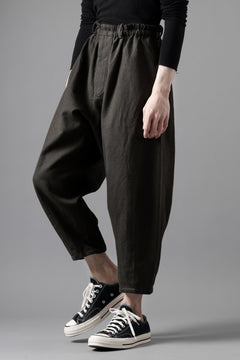 画像をギャラリービューアに読み込む, YUTA MATSUOKA dirts tapered trousers / sulfur dyed cotton linen gabardine (brown)