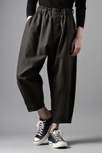 画像をギャラリービューアに読み込む, YUTA MATSUOKA dirts tapered trousers / sulfur dyed cotton linen gabardine (brown)