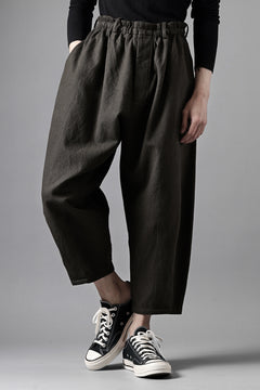 画像をギャラリービューアに読み込む, YUTA MATSUOKA dirts tapered trousers / sulfur dyed cotton linen gabardine (brown)