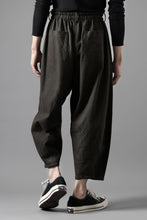 画像をギャラリービューアに読み込む, YUTA MATSUOKA dirts tapered trousers / sulfur dyed cotton linen gabardine (brown)