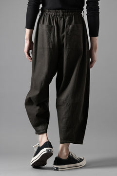 画像をギャラリービューアに読み込む, YUTA MATSUOKA dirts tapered trousers / sulfur dyed cotton linen gabardine (brown)