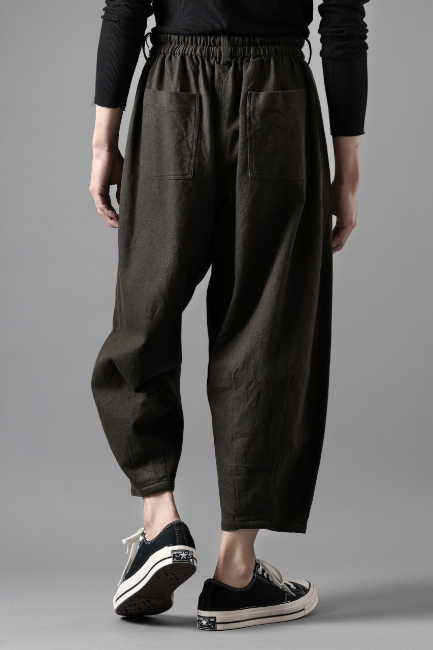 画像をギャラリービューアに読み込む, YUTA MATSUOKA dirts tapered trousers / sulfur dyed cotton linen gabardine (brown)