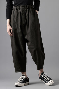 画像をギャラリービューアに読み込む, YUTA MATSUOKA dirts tapered trousers / sulfur dyed cotton linen gabardine (brown)