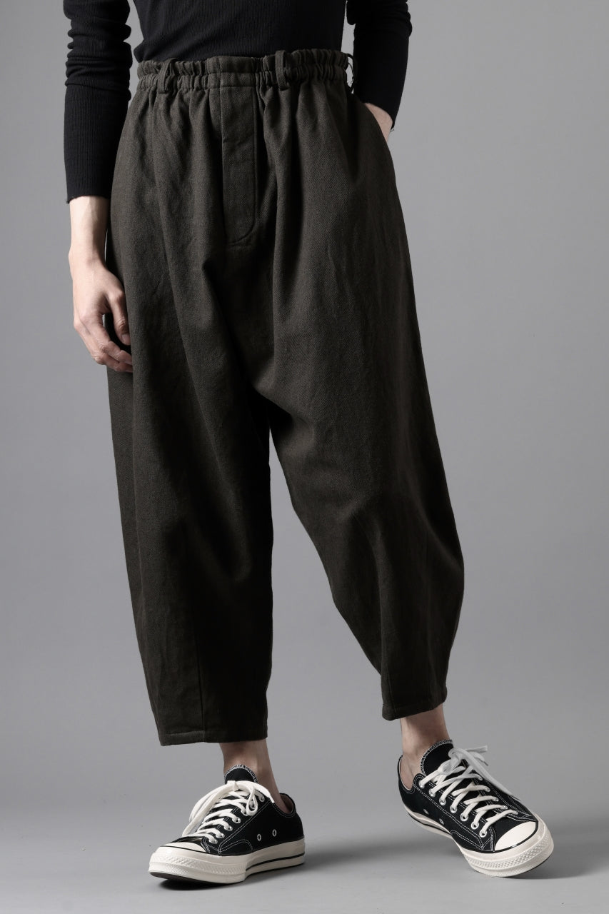画像をギャラリービューアに読み込む, YUTA MATSUOKA dirts tapered trousers / sulfur dyed cotton linen gabardine (brown)