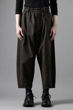 画像をギャラリービューアに読み込む, YUTA MATSUOKA dirts tapered trousers / sulfur dyed cotton linen gabardine (brown)