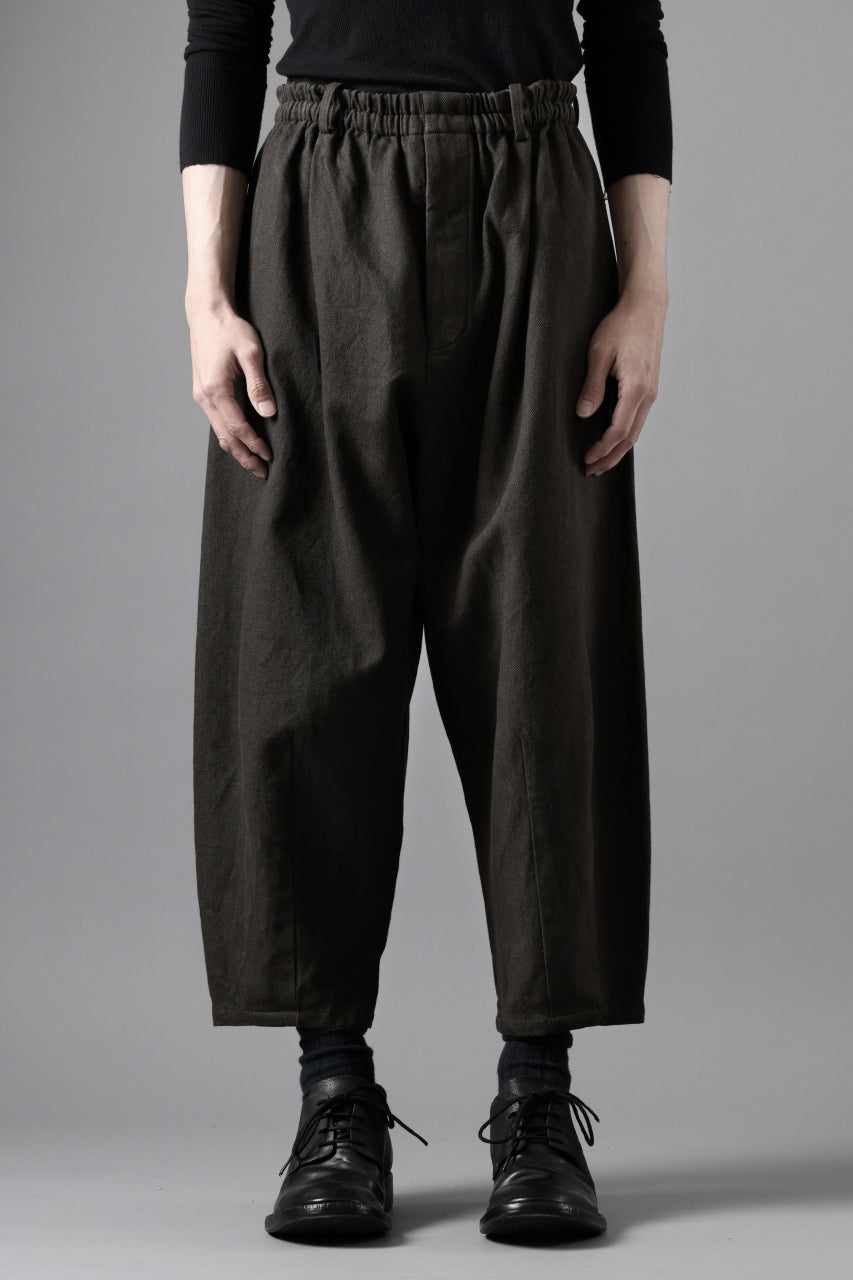 画像をギャラリービューアに読み込む, YUTA MATSUOKA dirts tapered trousers / sulfur dyed cotton linen gabardine (brown)
