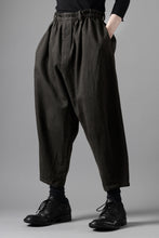 画像をギャラリービューアに読み込む, YUTA MATSUOKA dirts tapered trousers / sulfur dyed cotton linen gabardine (brown)