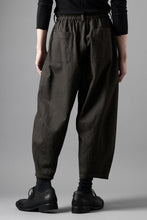 画像をギャラリービューアに読み込む, YUTA MATSUOKA dirts tapered trousers / sulfur dyed cotton linen gabardine (brown)