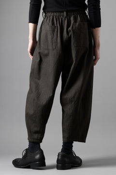画像をギャラリービューアに読み込む, YUTA MATSUOKA dirts tapered trousers / sulfur dyed cotton linen gabardine (brown)