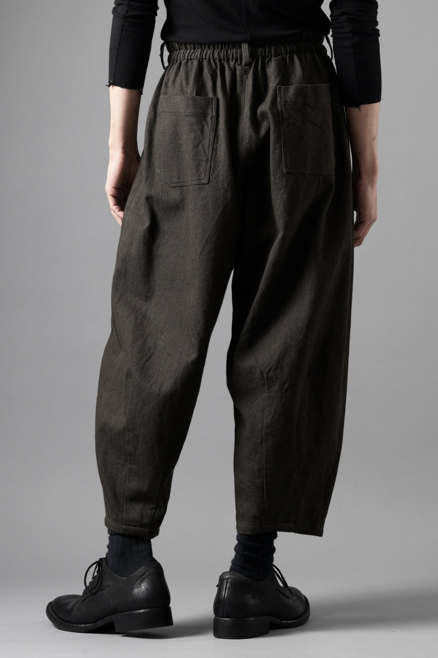 画像をギャラリービューアに読み込む, YUTA MATSUOKA dirts tapered trousers / sulfur dyed cotton linen gabardine (brown)