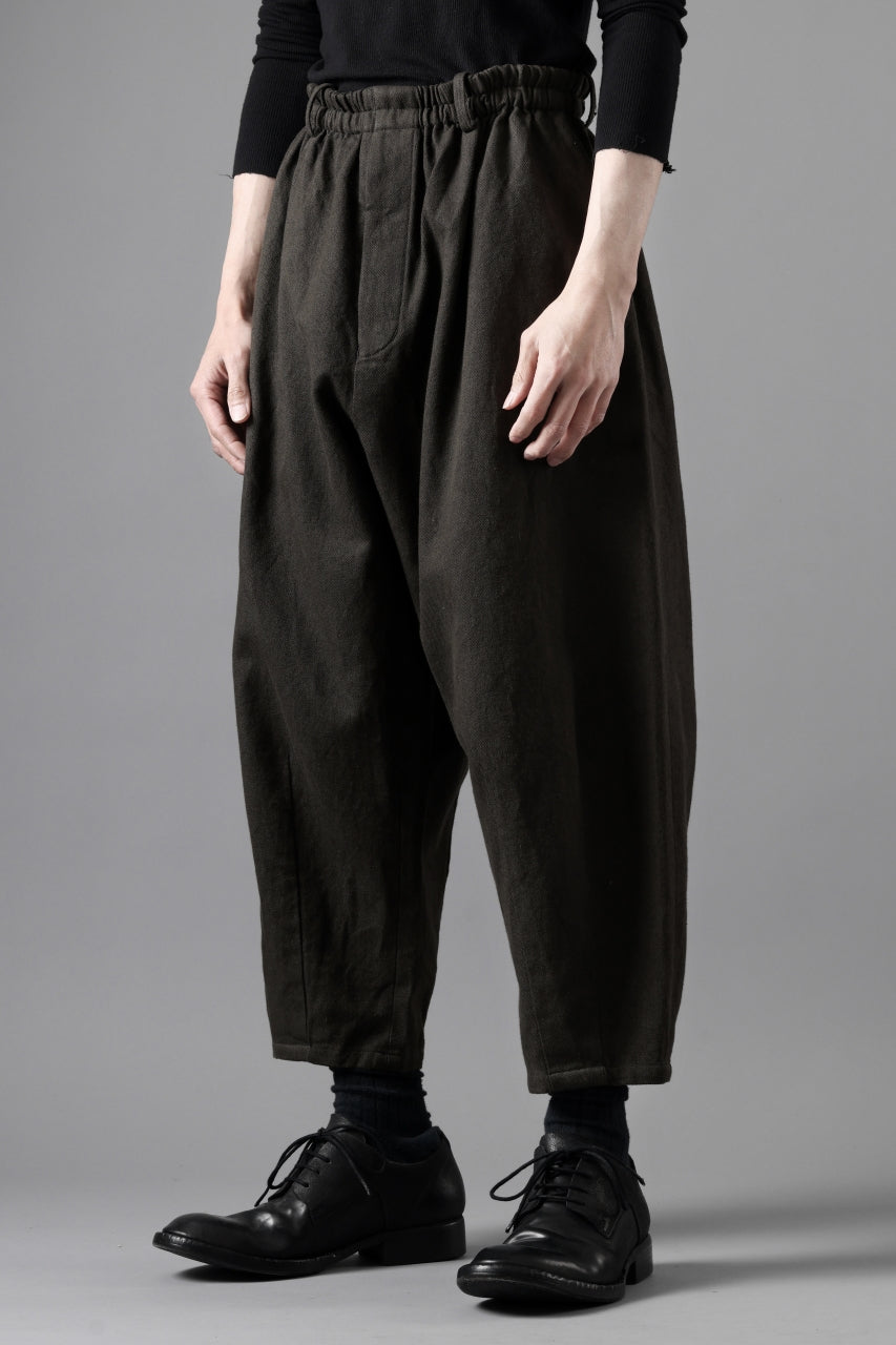 画像をギャラリービューアに読み込む, YUTA MATSUOKA dirts tapered trousers / sulfur dyed cotton linen gabardine (brown)