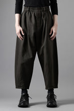 画像をギャラリービューアに読み込む, YUTA MATSUOKA dirts tapered trousers / sulfur dyed cotton linen gabardine (brown)