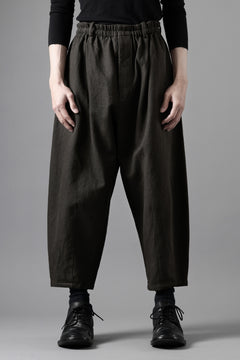 画像をギャラリービューアに読み込む, YUTA MATSUOKA dirts tapered trousers / sulfur dyed cotton linen gabardine (brown)