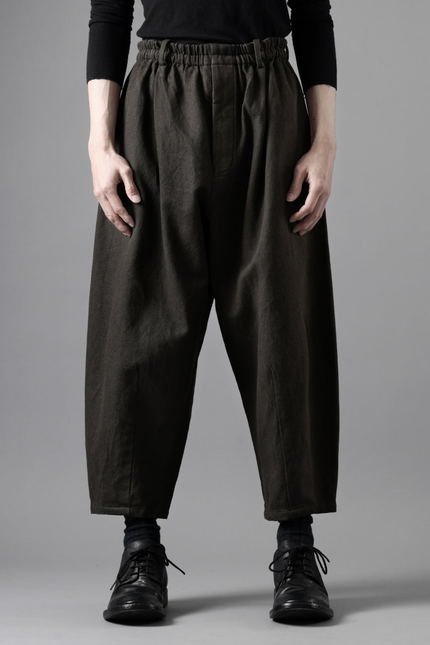 画像をギャラリービューアに読み込む, YUTA MATSUOKA dirts tapered trousers / sulfur dyed cotton linen gabardine (brown)