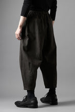 画像をギャラリービューアに読み込む, YUTA MATSUOKA dirts tapered trousers / sulfur dyed cotton linen gabardine (brown)
