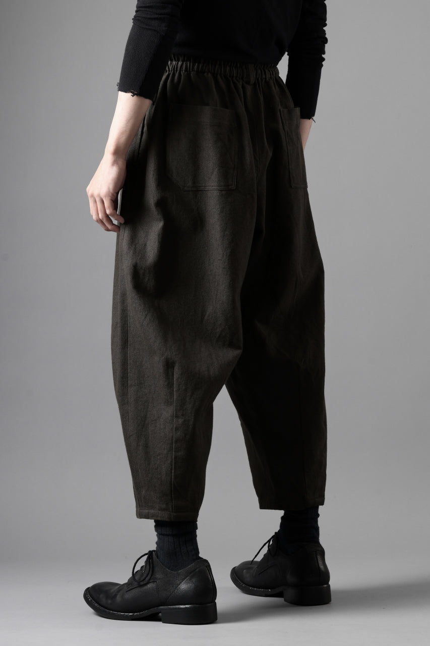 画像をギャラリービューアに読み込む, YUTA MATSUOKA dirts tapered trousers / sulfur dyed cotton linen gabardine (brown)