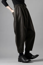 画像をギャラリービューアに読み込む, YUTA MATSUOKA dirts tapered trousers / sulfur dyed cotton linen gabardine (brown)